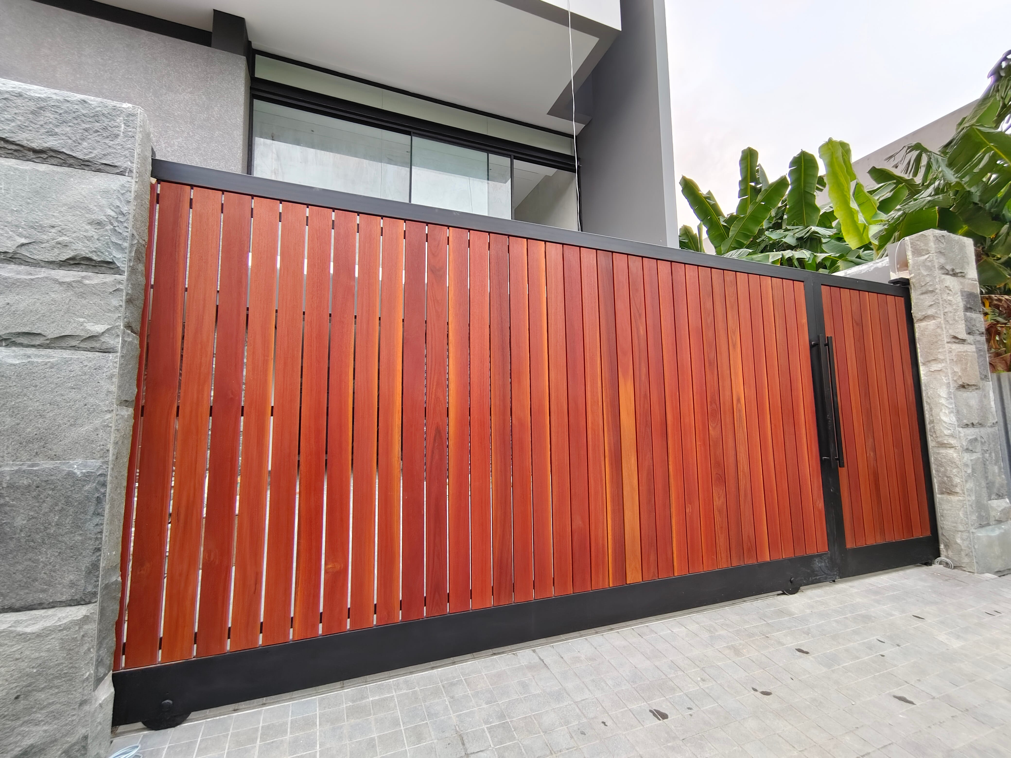 Outdoor fence structure