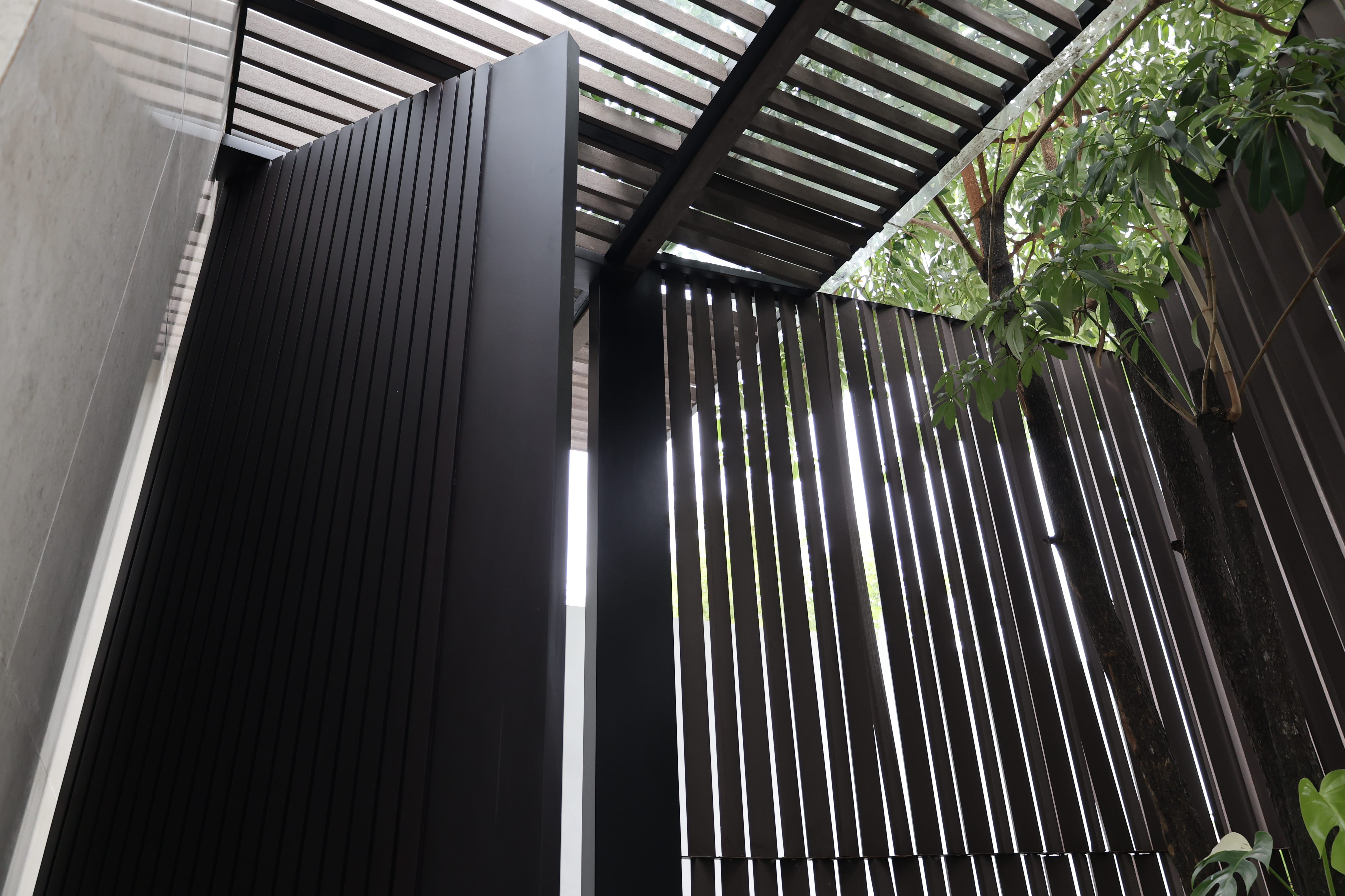 Modern kisi-kisi courtyard
